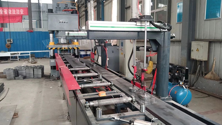 500噸全(quan)自動錨杆(gǎn)托盤生産(chǎn)線客戶現(xiàn)場