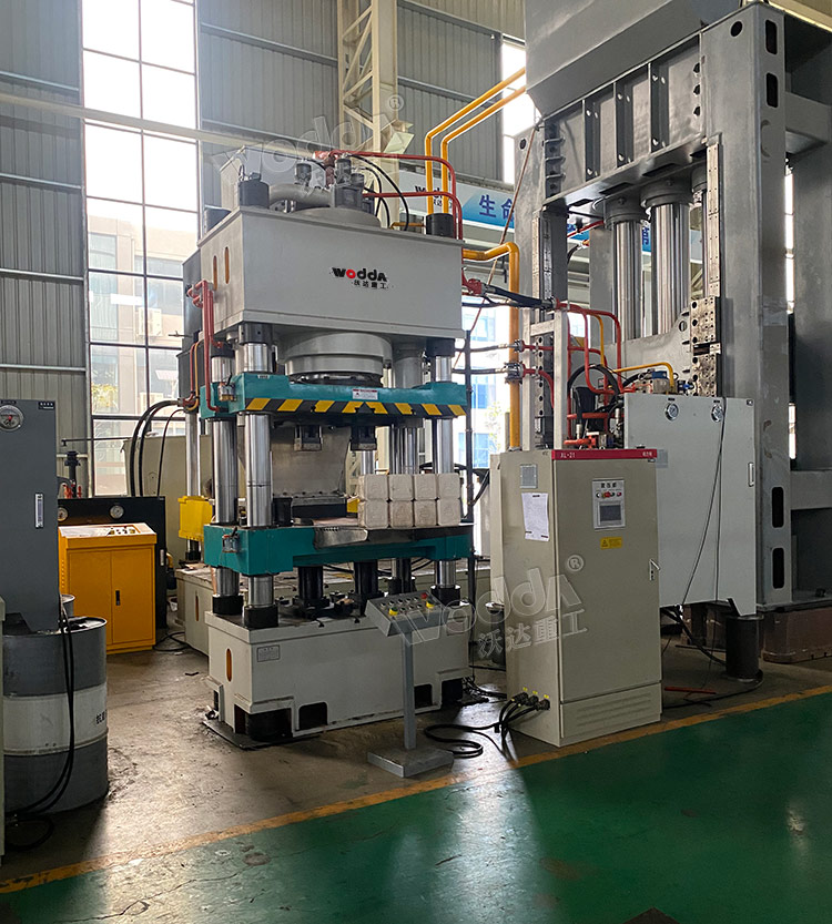 630噸(dun)牛羊舔磚液(ye)壓機 630噸牛羊(yang)舔磚液壓機(ji)