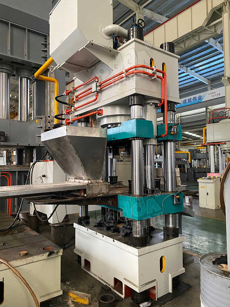 630噸全自動(dong)鹽磚機 630噸全(quan)自動鹽磚機(jī)