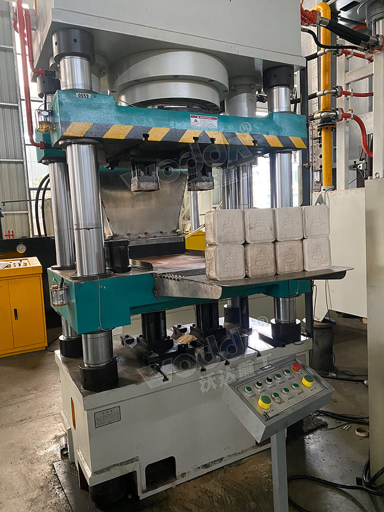 牛(niu)羊舔磚液壓(yā)機一模兩出(chu) 牛羊舔磚液(yè)壓機一模兩(liang)出