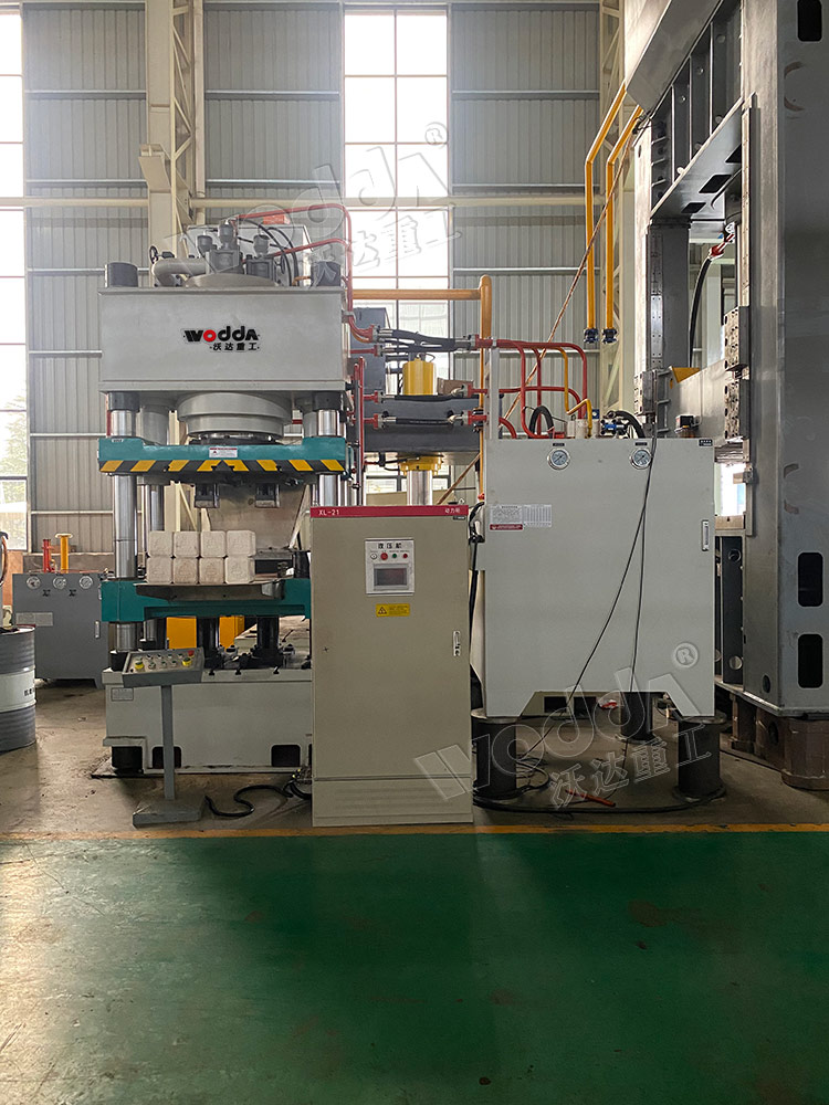 630噸牛羊(yang)舔磚機 630噸牛(niu)羊舔磚機