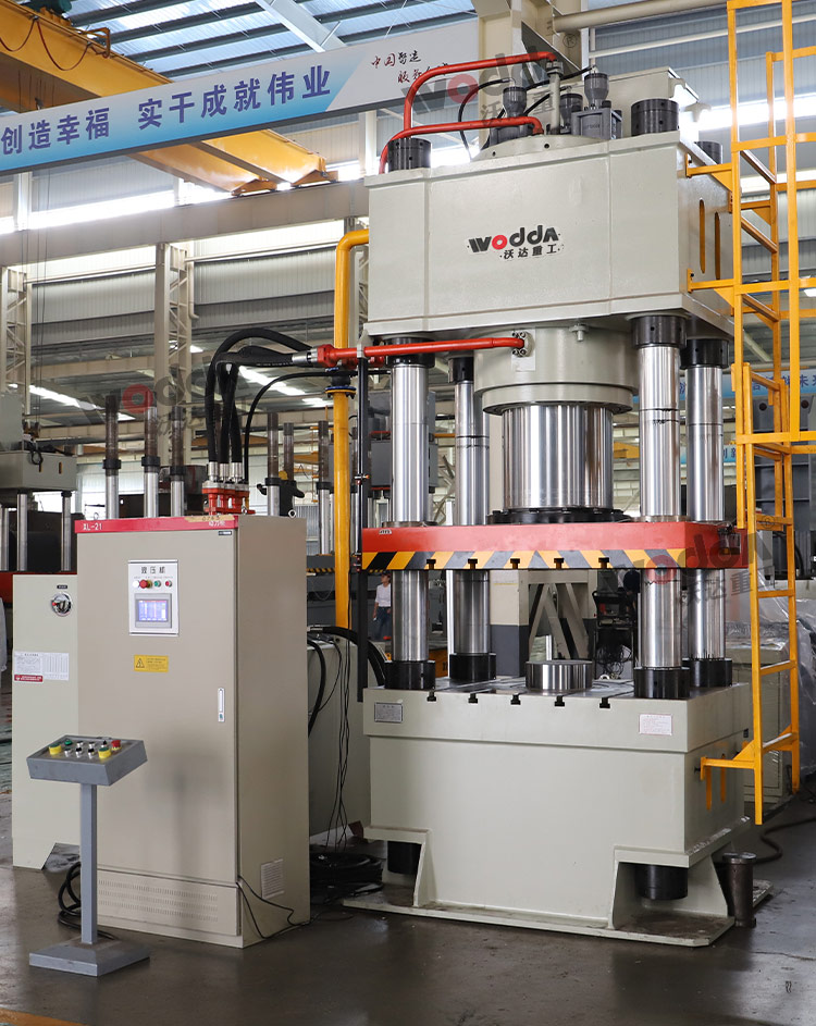 800噸四柱(zhù)液壓機車間試(shì)機