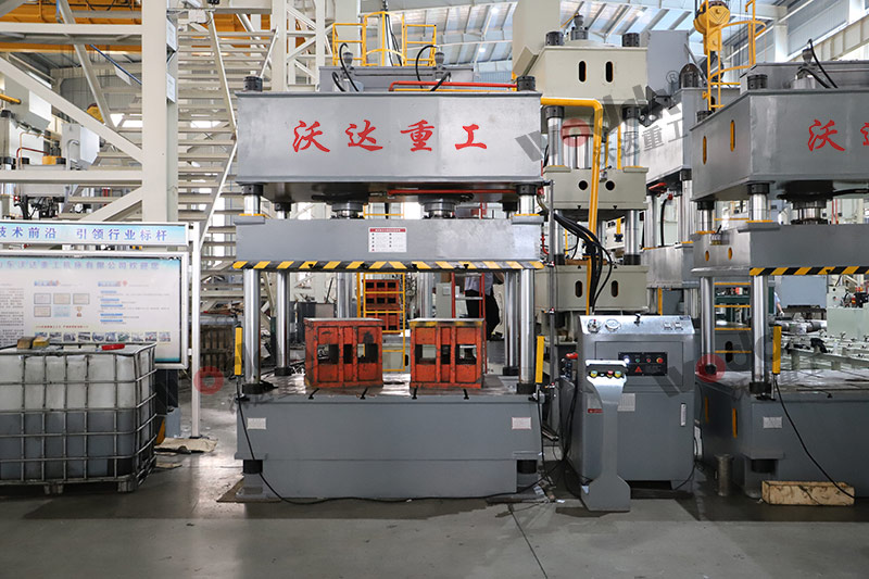 200噸四(sì)柱液壓(yā)機