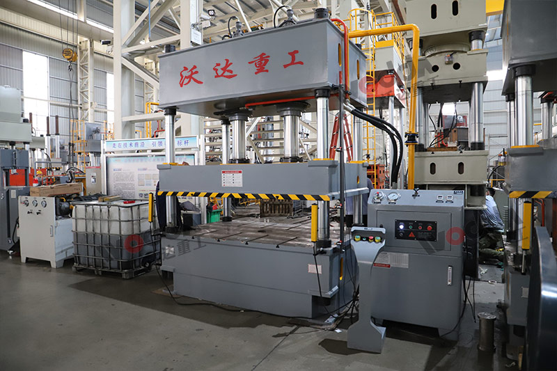 200噸三梁(liang)四柱液(yè)壓機