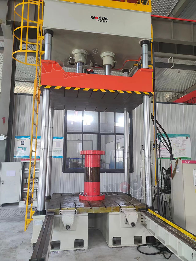 200噸三梁四(si)柱液壓機試機 200噸(dun)三梁四柱液壓機(ji)試機