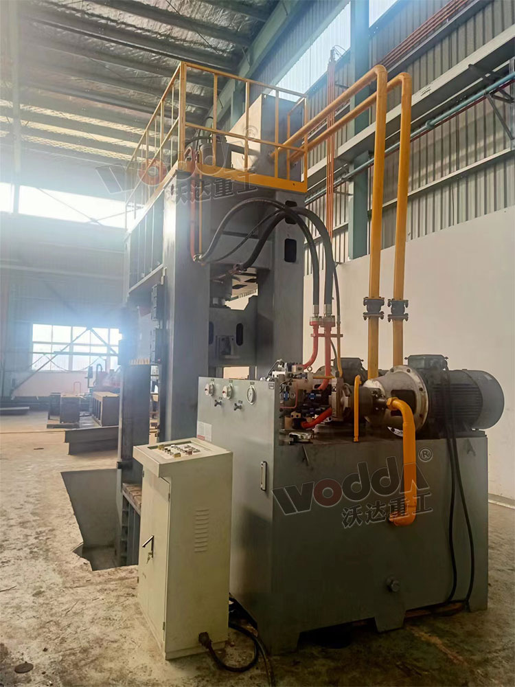 800噸框(kuang)架液壓(yā)機安裝(zhuāng)完成 800噸(dun)框架液(yè)壓機安(ān)裝完成(cheng)