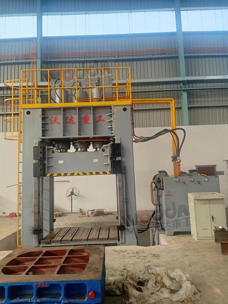 800噸(dun)框架式(shì)液壓機(jī)客戶現(xian)場 800噸框(kuàng)架式液(ye)壓機客(ke)戶現場(chang)