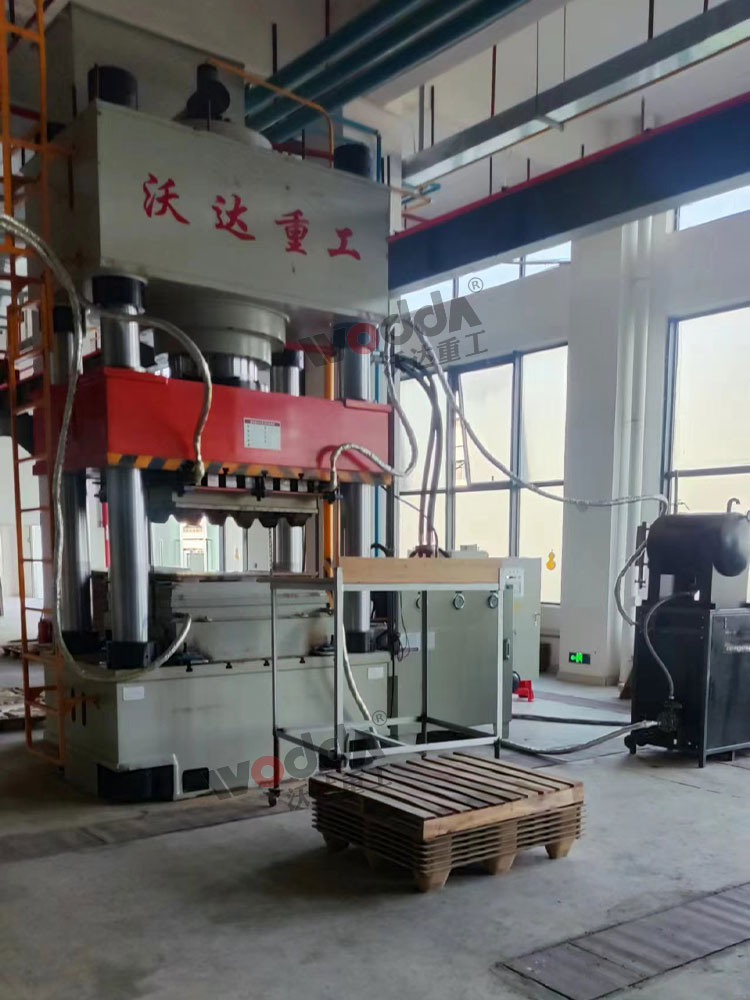 1000噸木屑托(tuō)盤液壓機客戶(hù)現場 1000噸木屑托(tuo)盤液壓機客戶(hu)現場