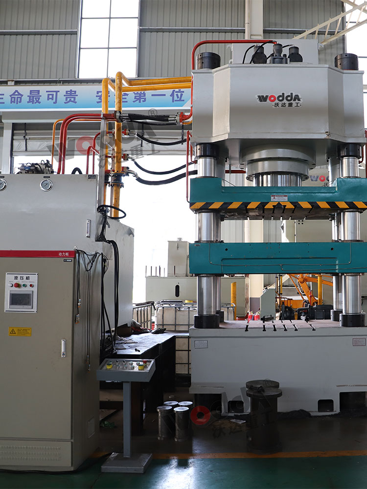 800噸牛(niu)羊舔磚液壓機車(che)間實拍圖 800噸牛羊(yáng)舔磚液壓機車間(jiān)實拍圖