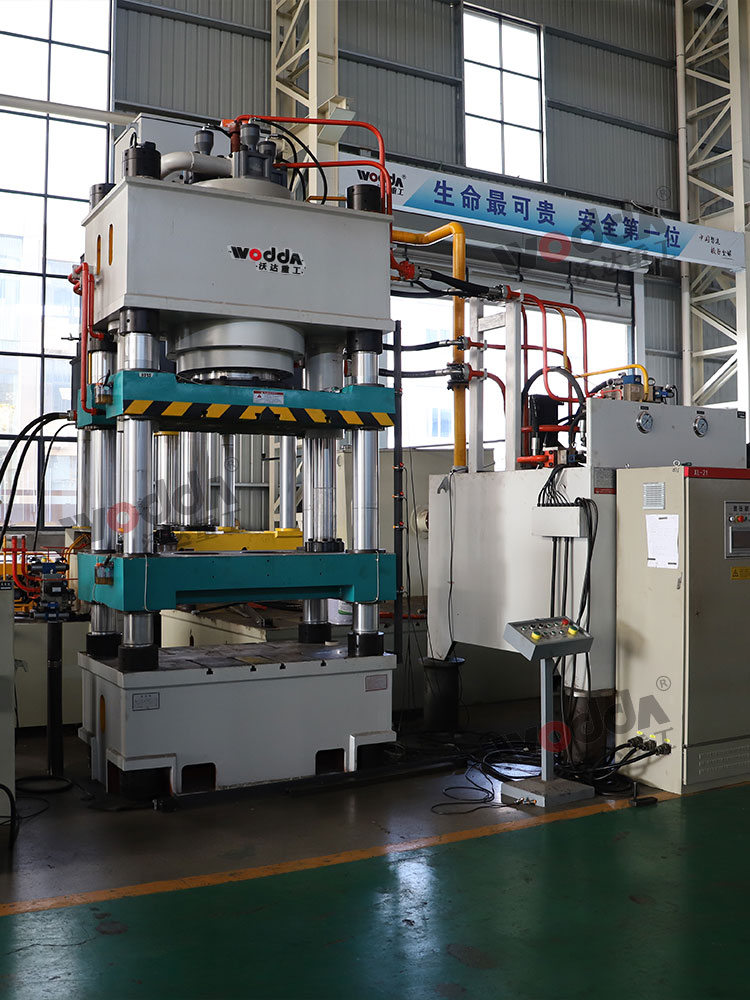 630噸四梁(liáng)四柱液壓(ya)機 630噸四梁(liáng)四柱液壓(ya)機