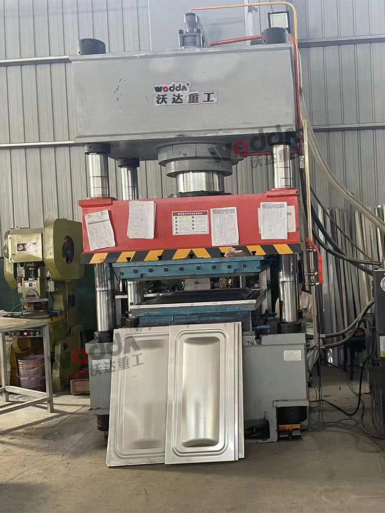 四(sì)柱拉伸液壓機(ji)(不鏽鋼水箱闆(pǎn)) 四柱拉伸液壓(yā)機(不鏽鋼水箱(xiang)闆)