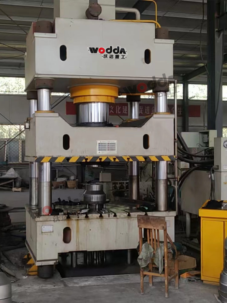 四柱液壓(yā)拉伸機(不鏽鋼(gang)白酒桶封頭) 四(si)柱液壓拉伸機(ji)(不鏽鋼白酒桶(tǒng)封頭)