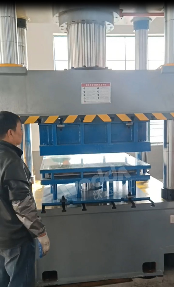 500噸(dūn)液壓機拉伸米(mǐ)字形不鏽鋼水(shui)箱闆 500噸液壓機(ji)拉伸米字形不(bu)鏽鋼水箱闆