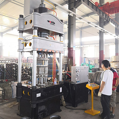 200噸封(fēng)頭液壓機