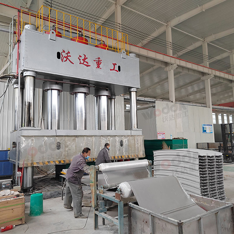 2000噸SMC玻(bo)璃鋼電(diàn)纜橋架(jià)成型液(ye)壓機