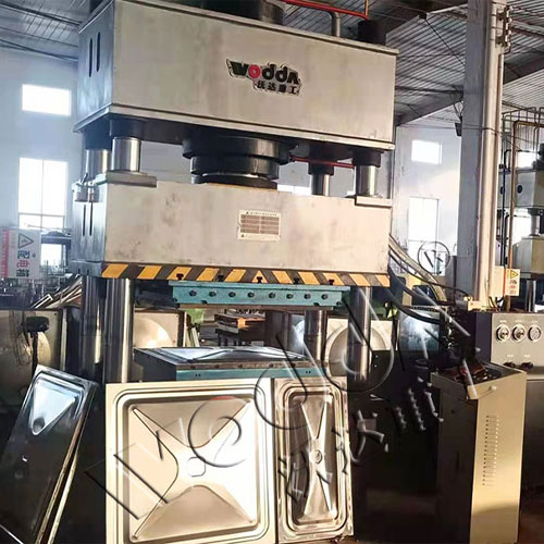 不(bu)鏽鋼水箱拉(la)伸機_400噸三梁(liang)四柱液壓機(jī)