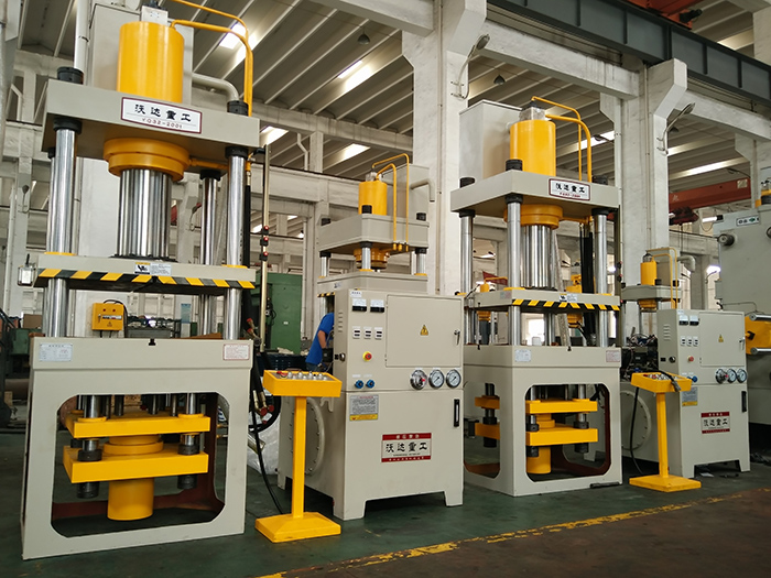 山(shan)東沃達生産的(de)不鏽鋼瓢盆拉(la)伸液壓機車間(jiān)實拍圖