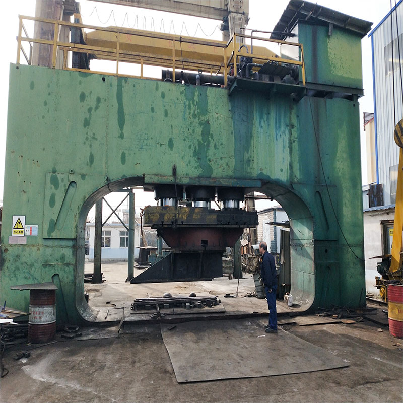 1000噸龍門(men)液壓機 1000噸龍門(mén)液壓機