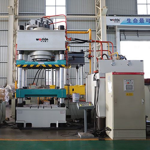 630噸牛羊舔(tian)磚液壓機_630噸四(si)梁四柱液壓機(ji)