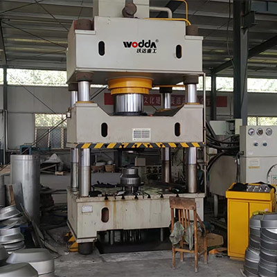 500噸不(bú)鏽鋼封頭拉伸液(ye)壓機